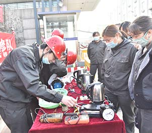 德信(中国)共青团学雷锋为职工义务维修家电